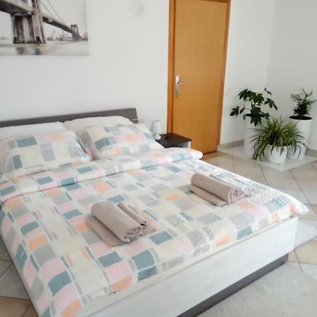 Studio Apartman Kika Оточац Экстерьер фото