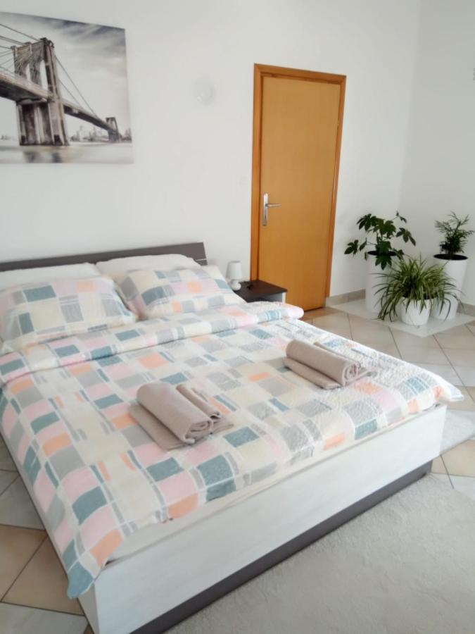 Studio Apartman Kika Оточац Экстерьер фото