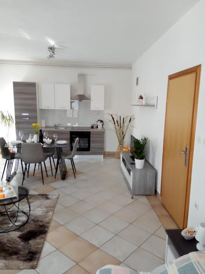 Studio Apartman Kika Оточац Экстерьер фото