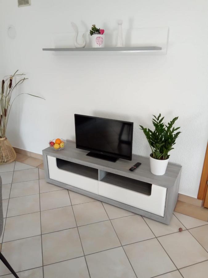 Studio Apartman Kika Оточац Экстерьер фото